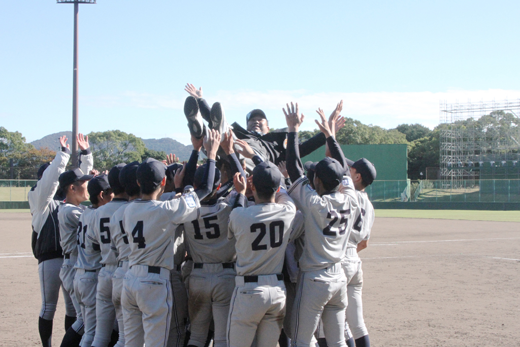 選手たちの手で胴上げされる渡辺代表
