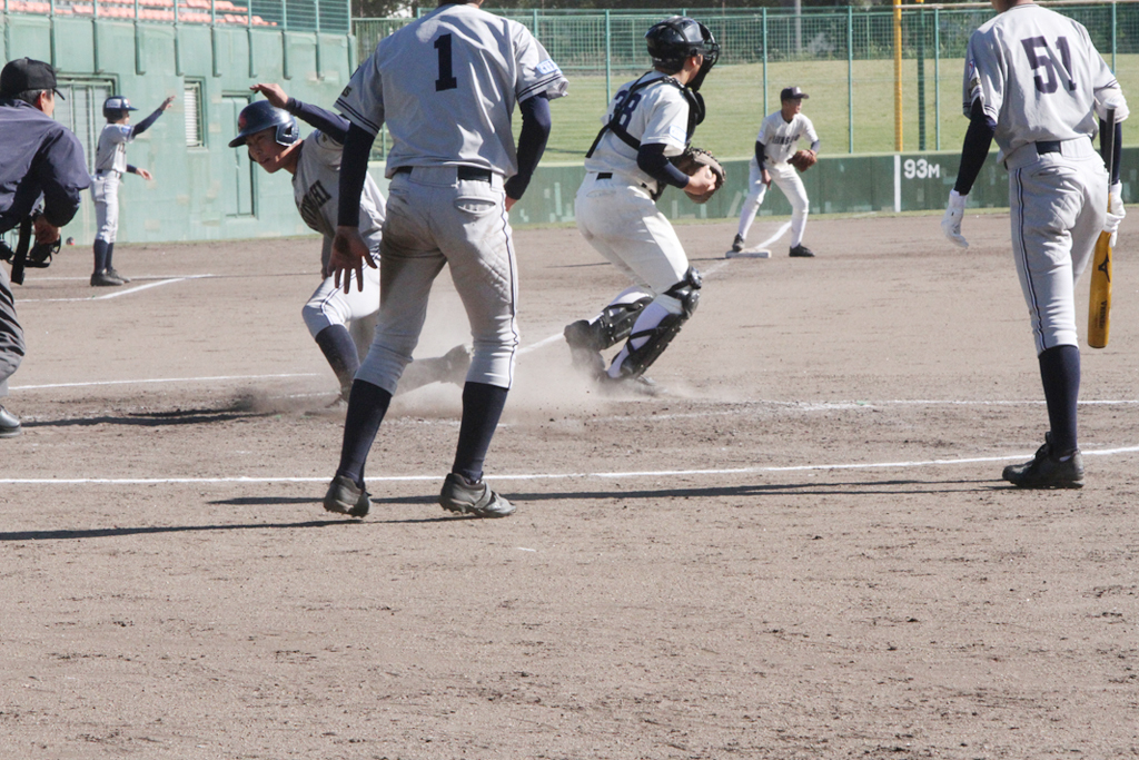 4回、太田の適時打でホームインする磯谷修汰