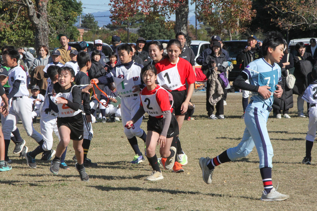 中継点でたすきを受け取り、勢いよく飛び出す選手たち