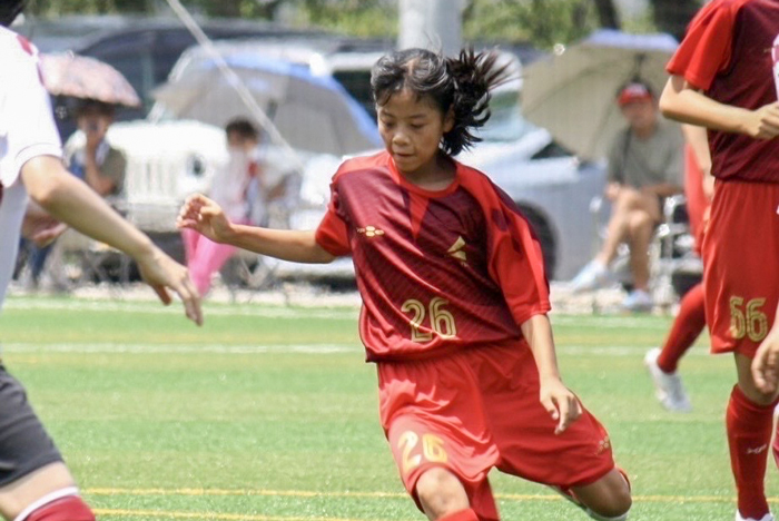 ボールを蹴る大宮那月さん