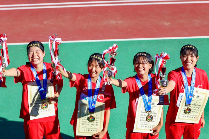 インターハイ4×100mリレーで優勝した中京大中京高メンバー（左から2人目が布施さん）