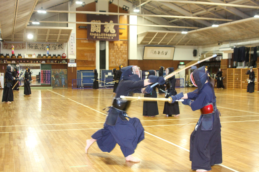 面を入れようと飛びかかる試合の様子