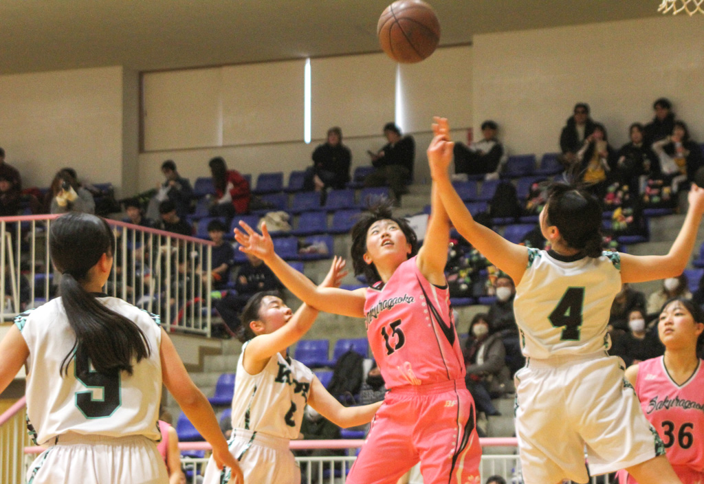 女子決勝リーグ「桜丘ー国府」戦。ゴール下で互いにボールを奪い合う様子。