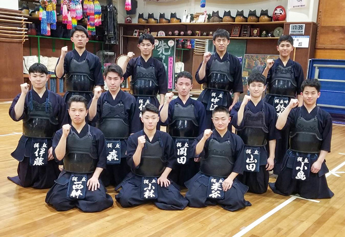 正座でガッツポーズで写真に写る、桜丘高校男子剣道部