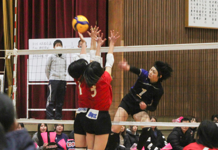 女子決勝でスパイクを放つ桜丘のエース石倉苺奈さん
