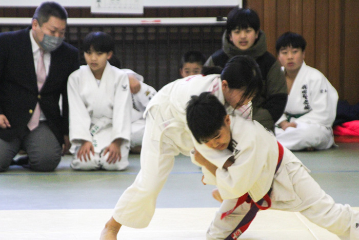 スピード感あふれる技の攻防を繰り広げる小学生女子個人戦