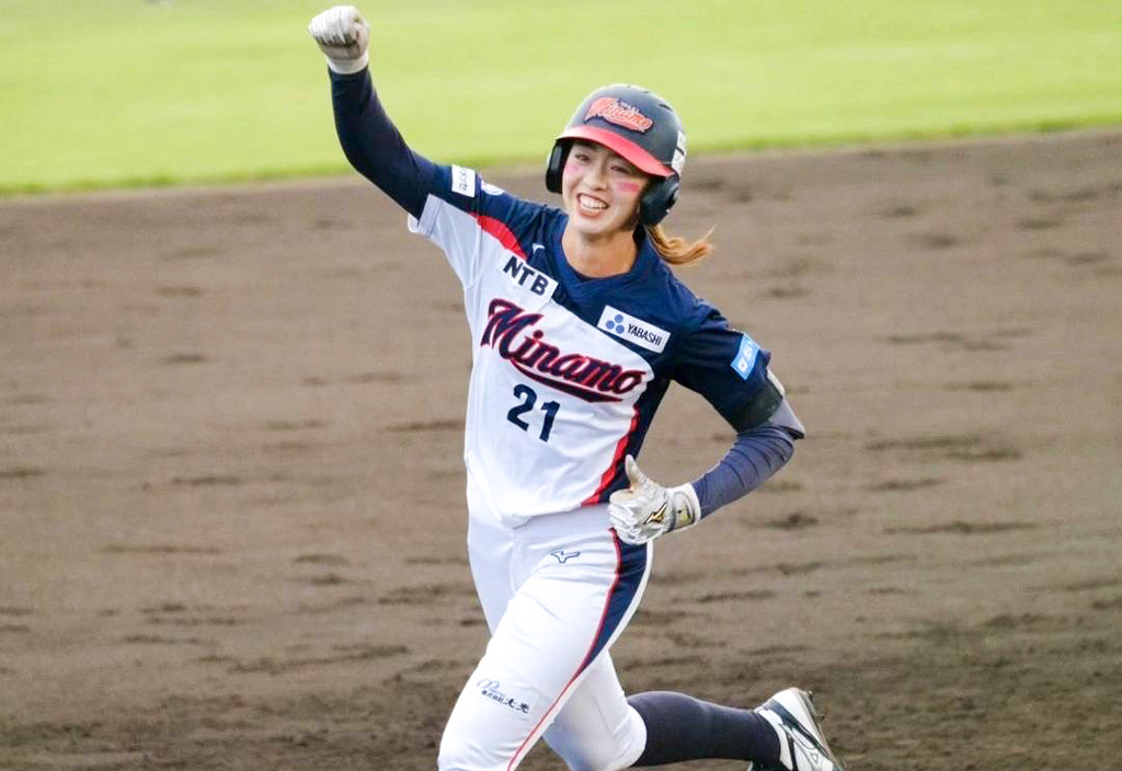 試合の様子。右手を掲げ、ベースを回る伊藤梨里花さん