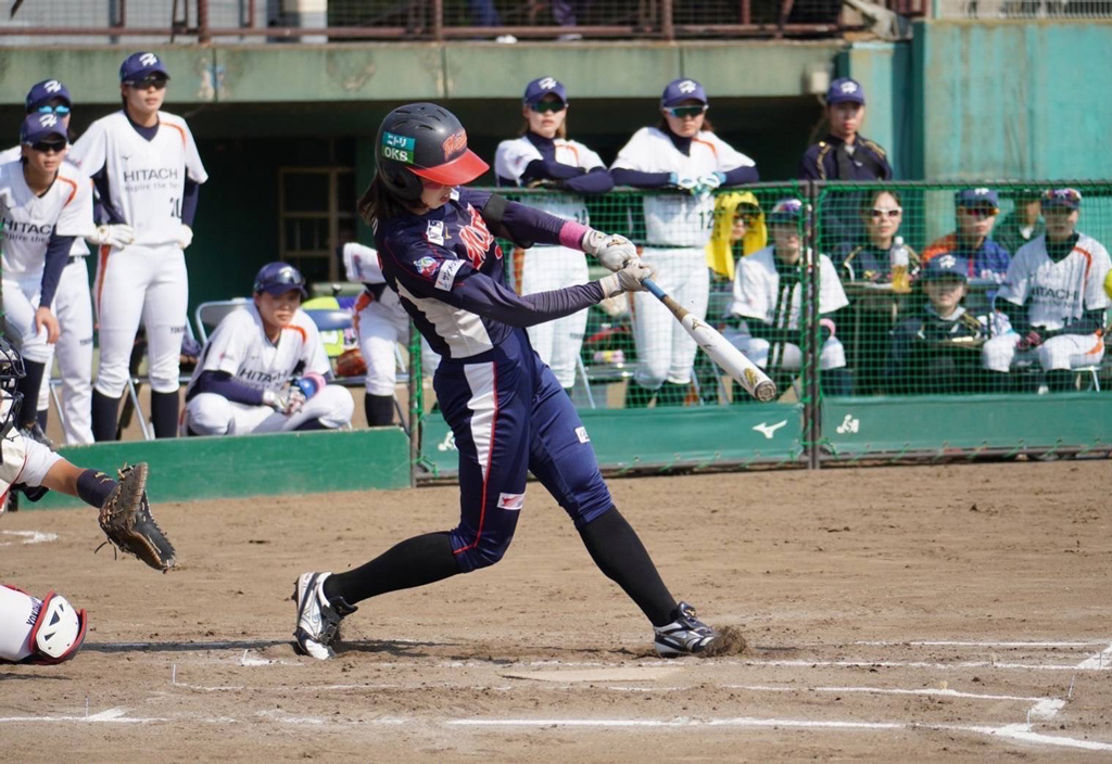 試合の様子。伊藤梨里花さんが打席でボールを打つ瞬間。
