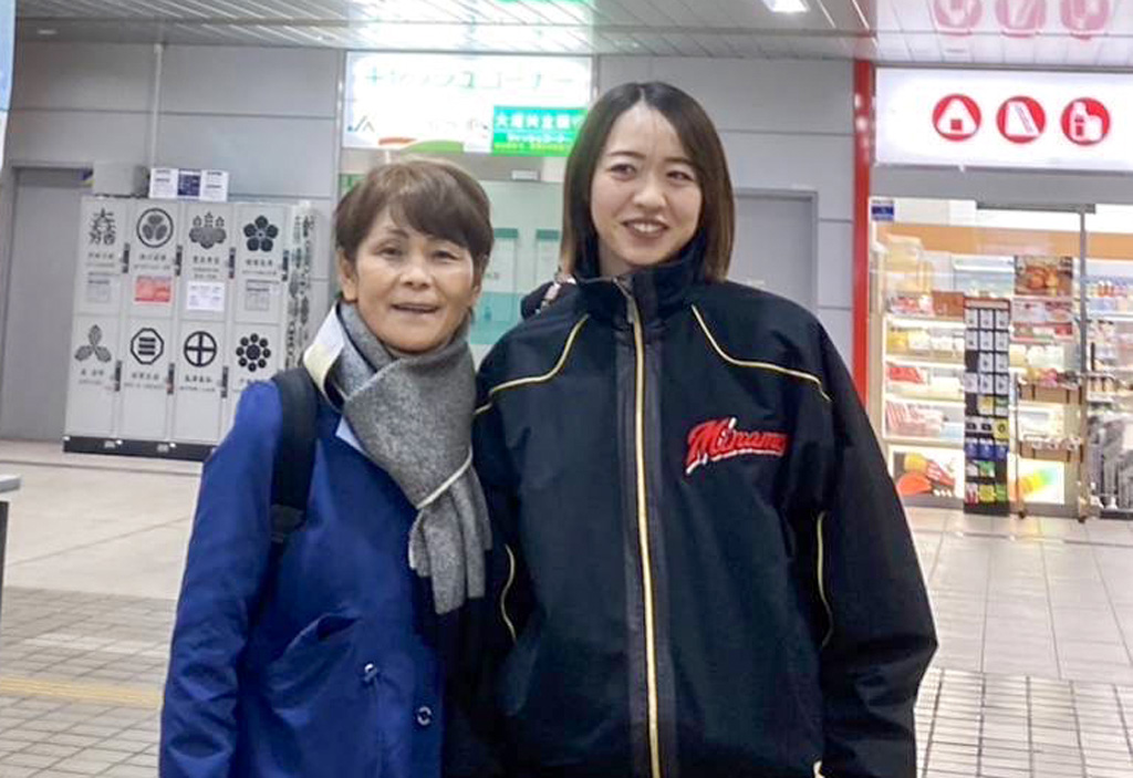 コーチと写真にうつる伊藤さん