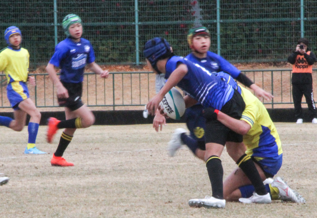 体を張っての激しいタックル。