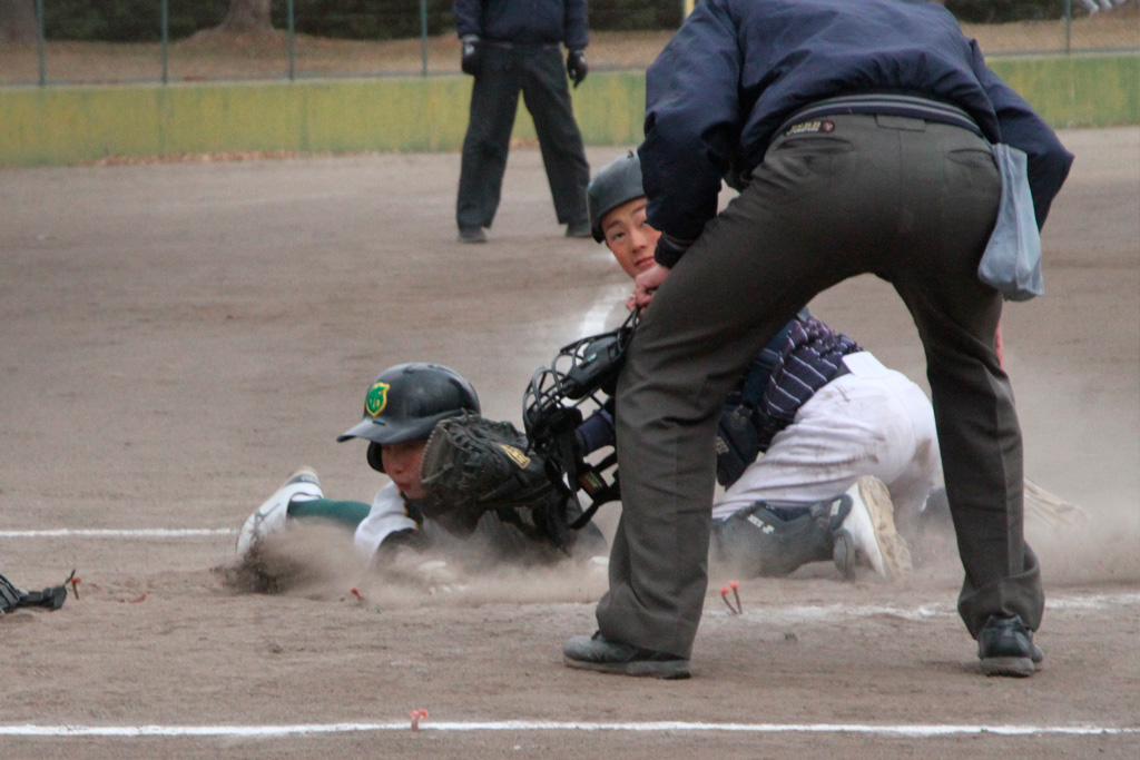 Ｄブロック「杉山ー磯辺」戦の本塁クロスプレー