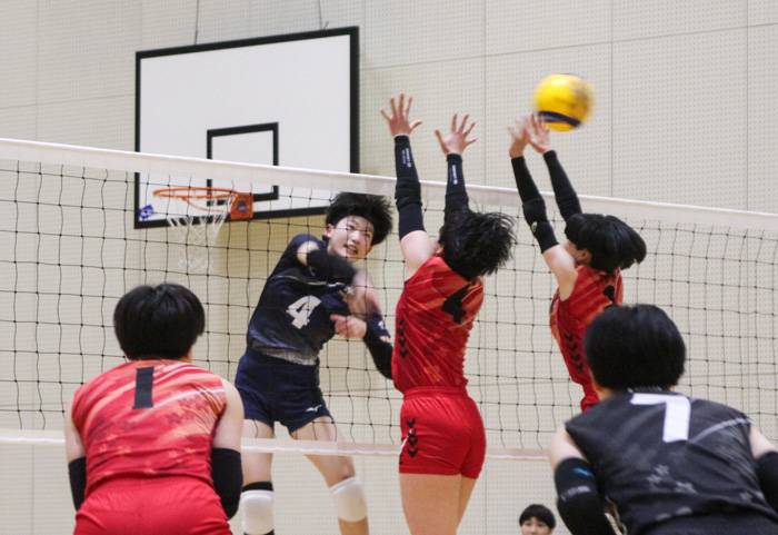 準決勝の豊川戦でスパイクを放つ豊橋中央の白井美有さん