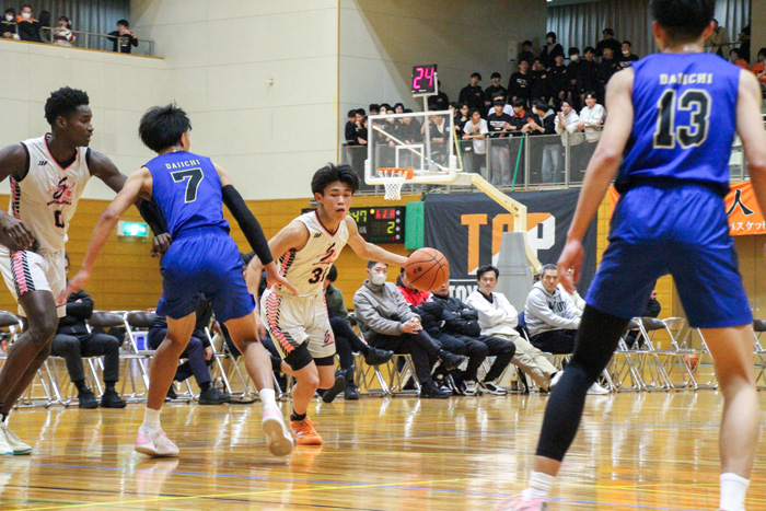 主将としてチームを牽引した森祐都さんがドリブルをする様子