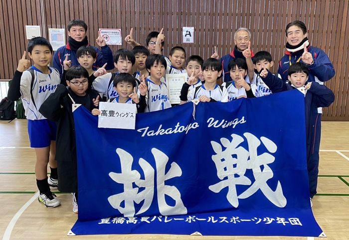 男子　優勝した高豊ウイングスのメンバー