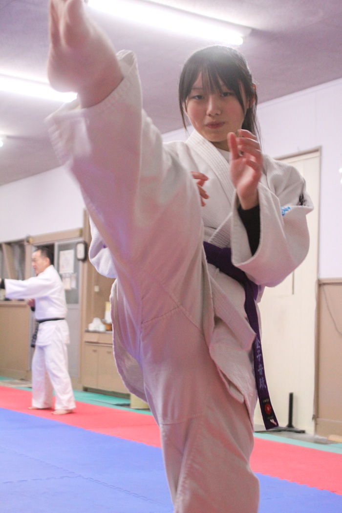 カメラに向かって前蹴りを見せる金子音琉さん