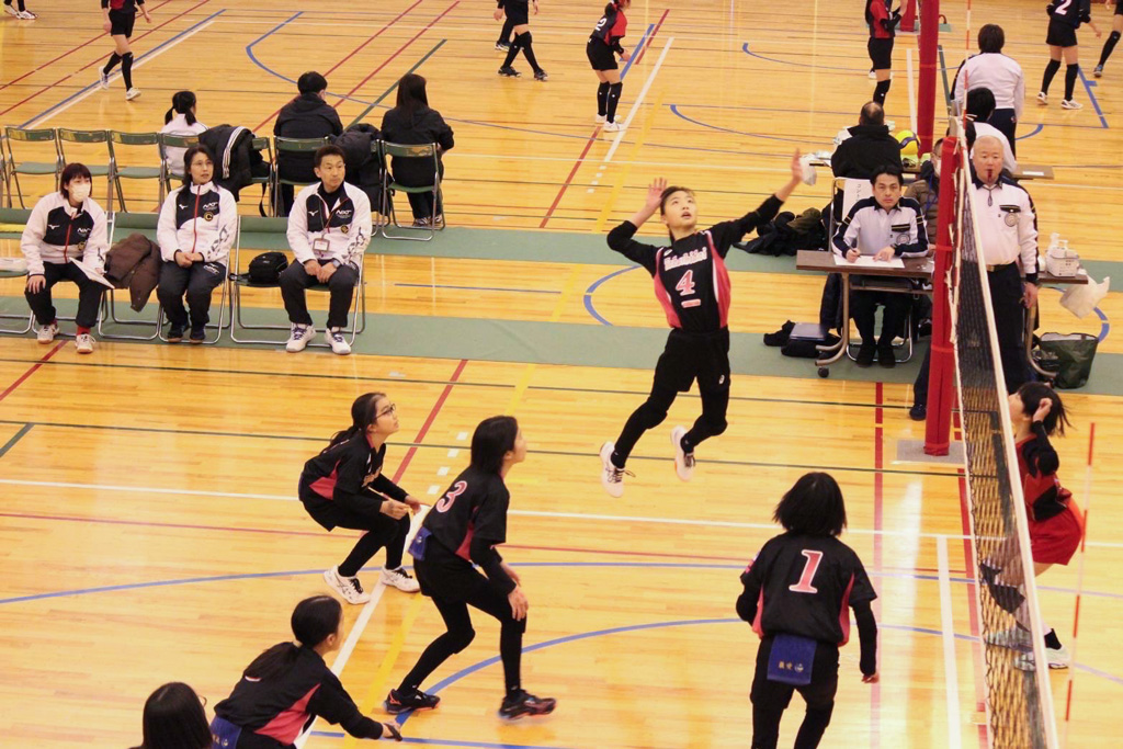 選手がスパイクを打つ瞬間