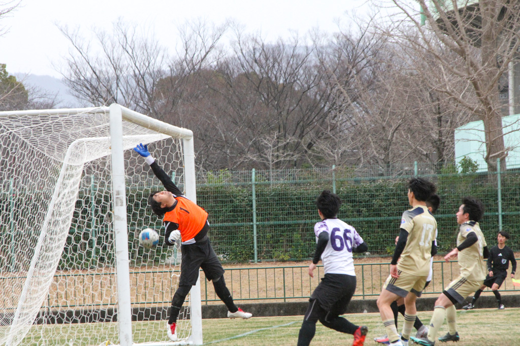 フリーキックを直接決めスライヴシニア先制