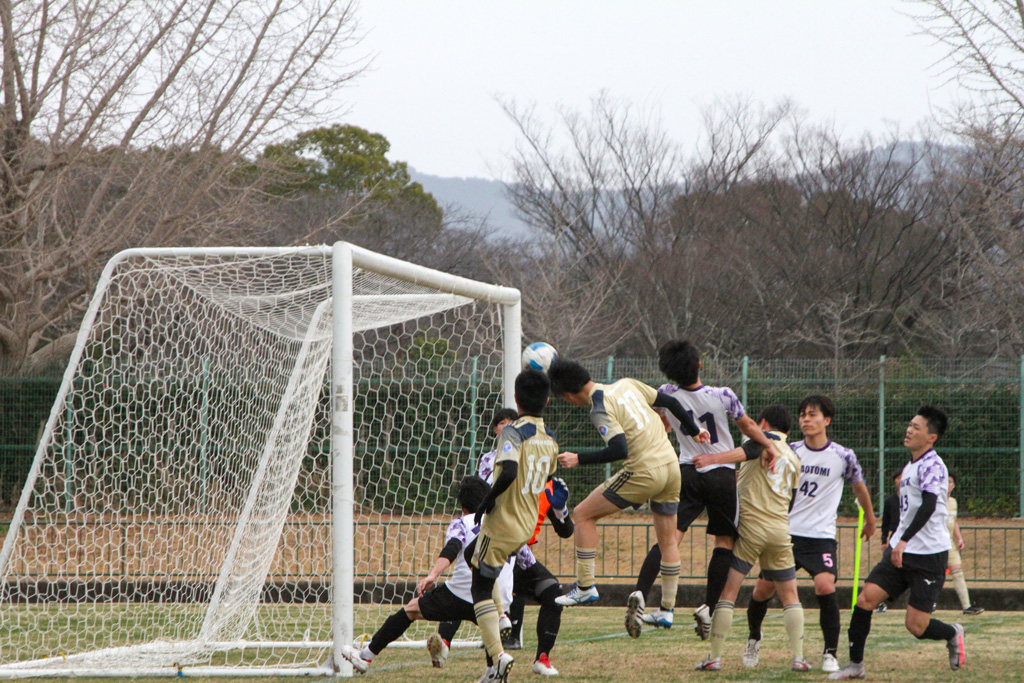 コーナーキックを頭で合わせ追加点をあげる舎川昭彦