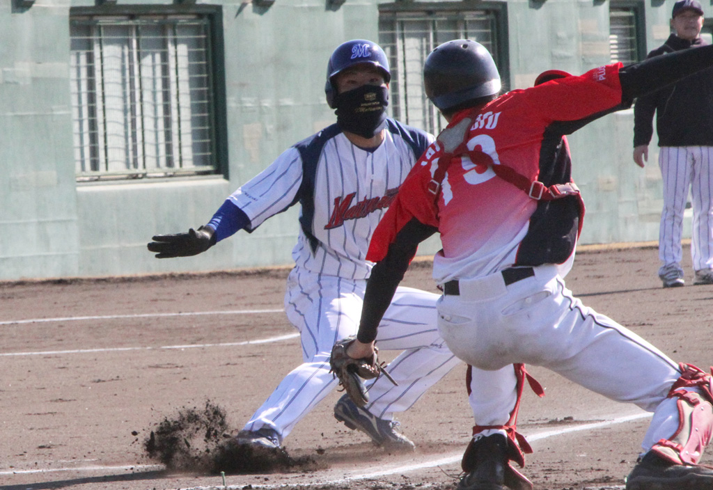 2回、マツザキの攻撃。8番藤江拓磨の内ゴロの間に3塁走者松山智也が本塁を狙うも三・本間に挟まれタッチアウト