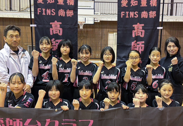 東海小学生バレーボール新人大会で３位に入ったFINS南部高師台クラブのメンバー