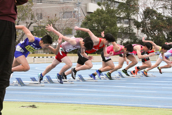 ウシダカップ・トラック陸上記録会。選手がスタートを切る様子。