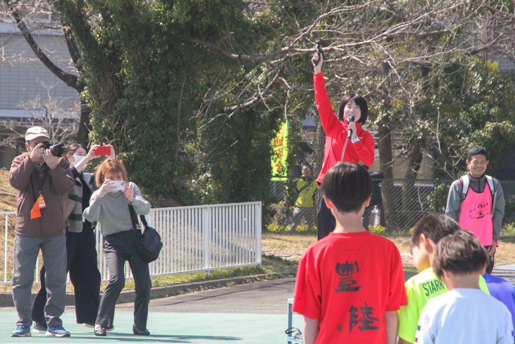 「走る楽しさ伝えたい」800M競走で交流　鈴木名誉大会長