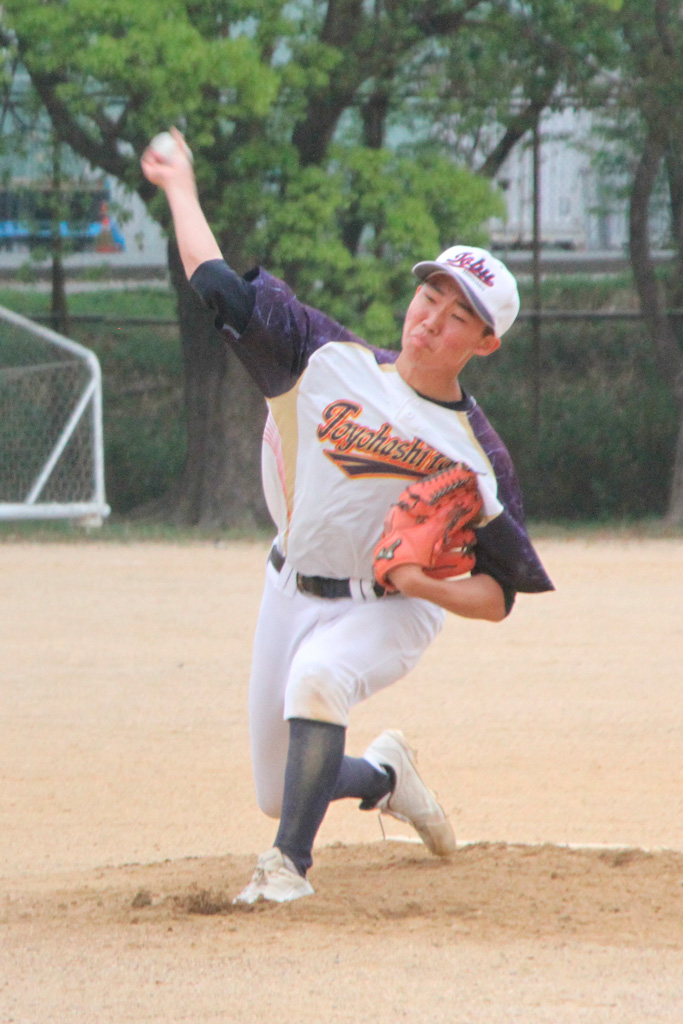 被安打ゼロ、7奪三振で勝利に貢献した東部クラブの先発桑原真之輔=いずれも二川中グラウンドで