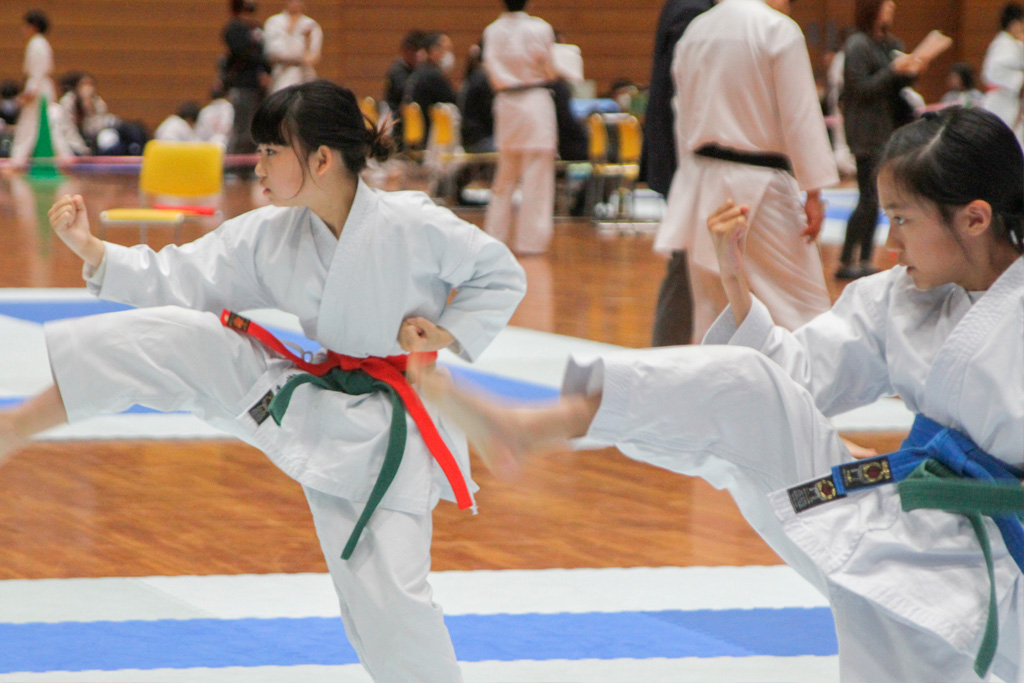 気迫を前面に鋭い眼光で「形」を披露する女子選手