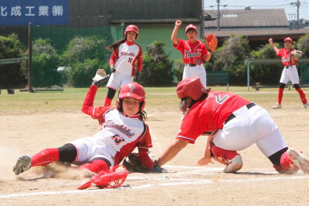 初回、高師台の攻撃。内ゴロの間に3塁走者の村松亜弥奈が本塁を突くもタッチアウト