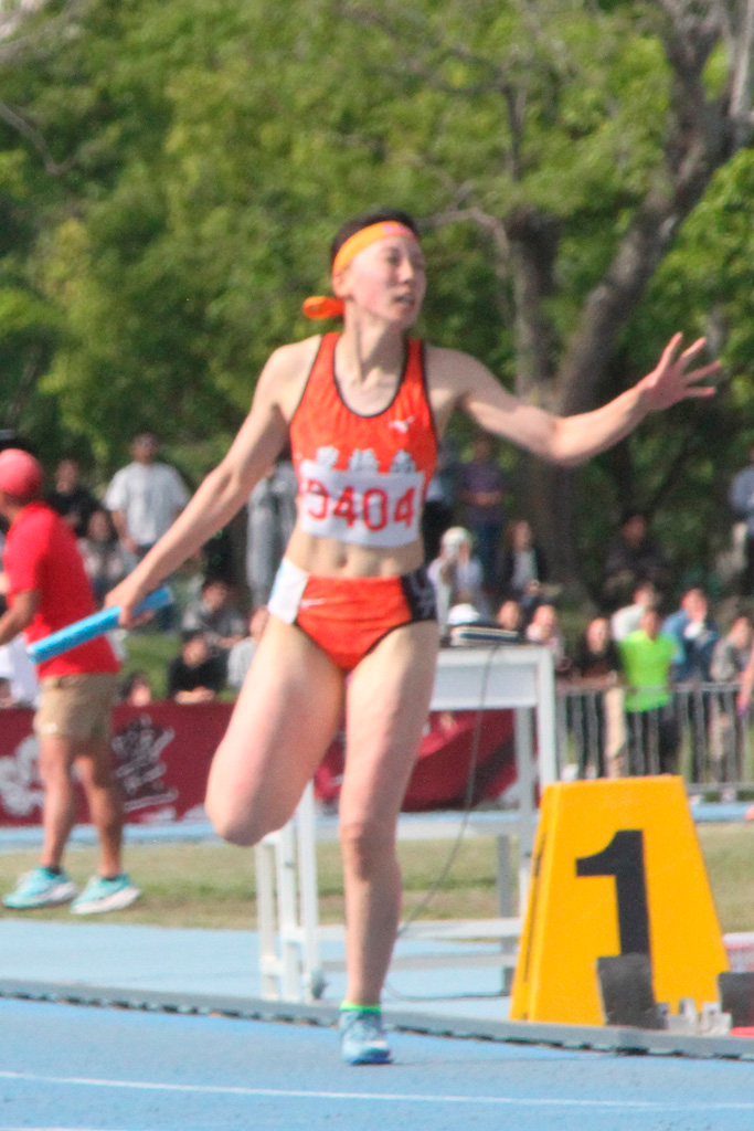 競り合いを制しトップでゴールする豊橋南のアンカー佐竹愛琉