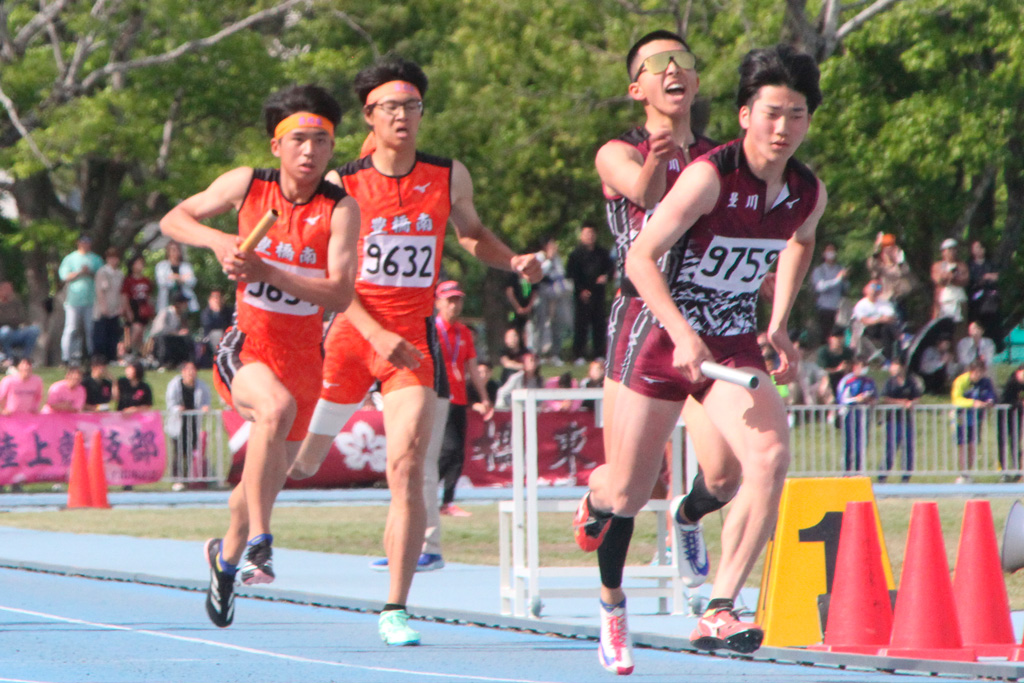 男子4×400㍍リレー。首位争いの豊川と豊橋南
