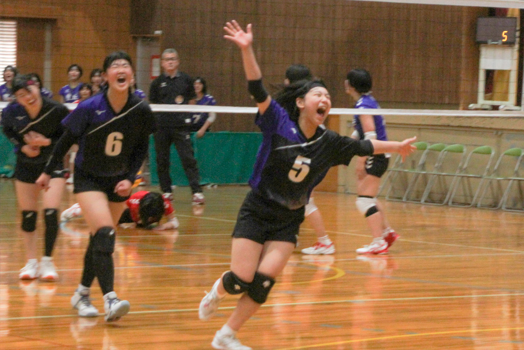 フルセット戦を制し喜ぶ桜丘の選手