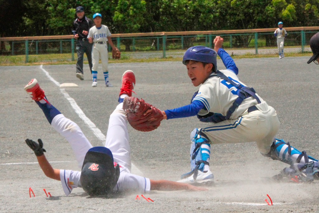 3回、沖浦の適時打でホームを突く二川南Rの選手