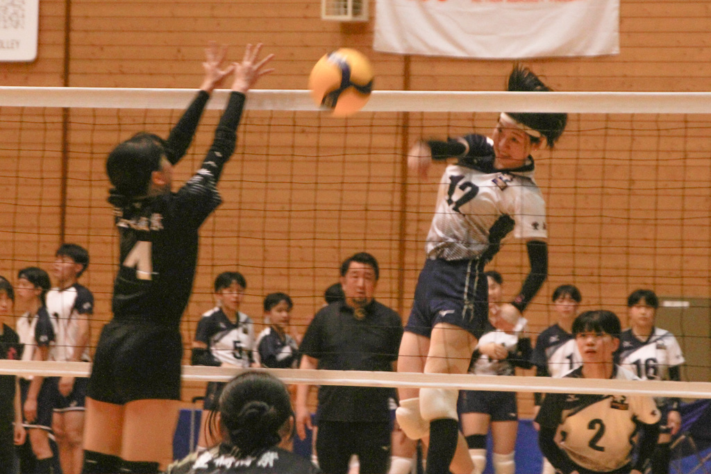 豊橋商業戦でスパイクを放つ豊橋中央の佐藤碧