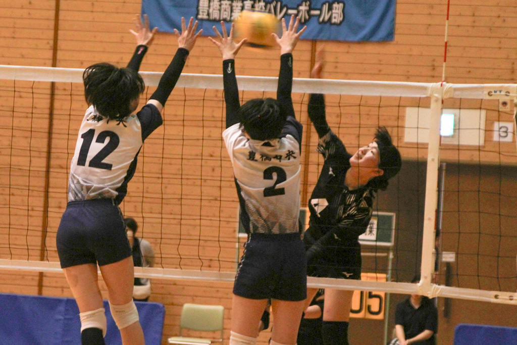 中央戦でスパイクを放つ豊橋商業の丸地結子