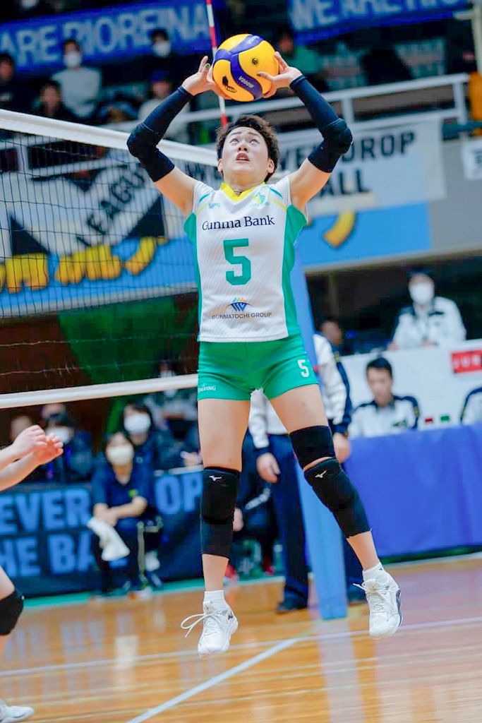 セッターとして攻撃を組み立てる栗栖さん