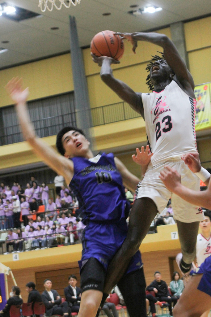 相手のセンターを抑え豪快なシュートを放つトゥバフェイ