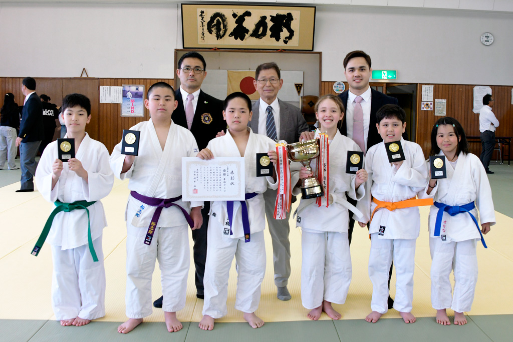 小学団体の部で優勝した東部クラブ