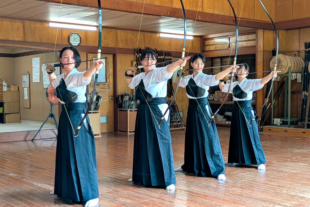 全日本錬成大会に出場する中学男子（上）と同女子