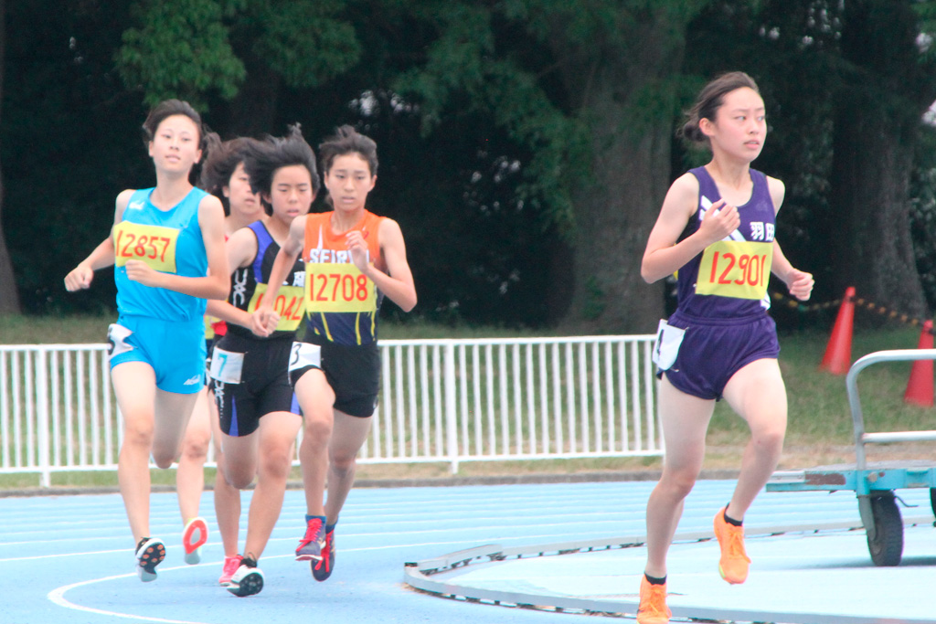 先頭でレースを引っ張る羽田野さん（今夏の市内総体より）