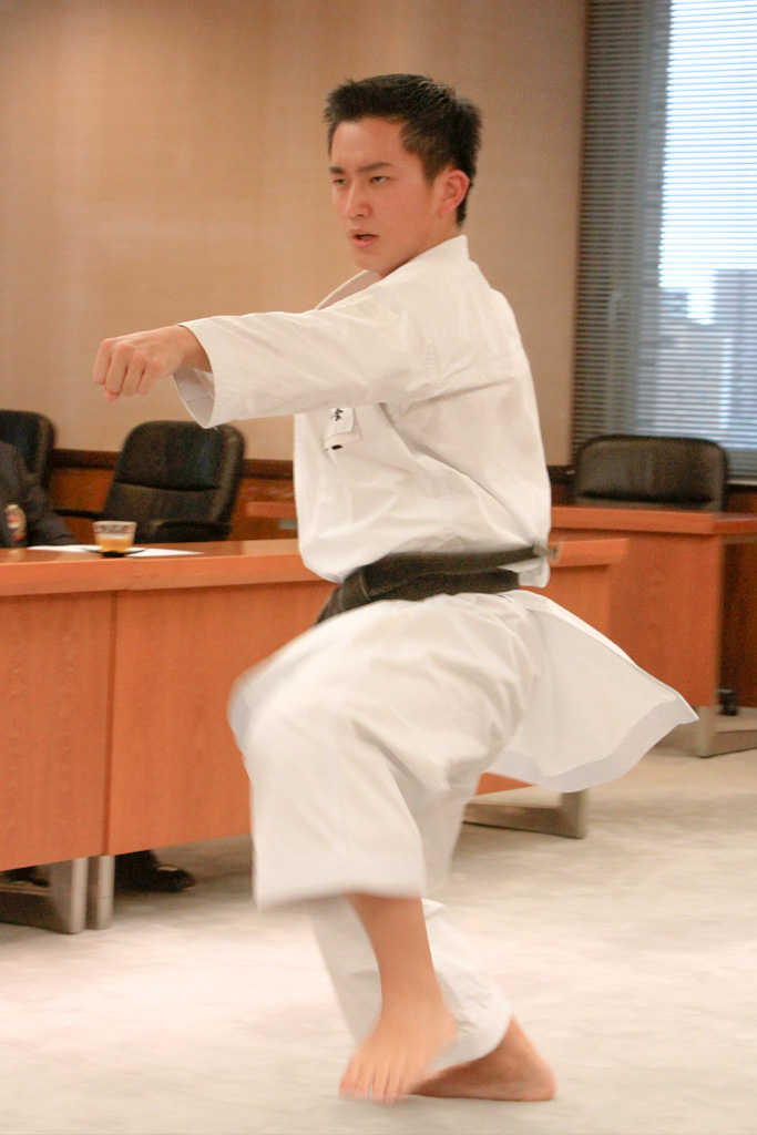 全国大会2連覇を達成した赤堀悠真君が形を披露