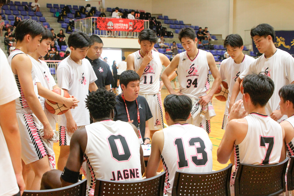 ハーフタイムに指示を出す水越悠太監督