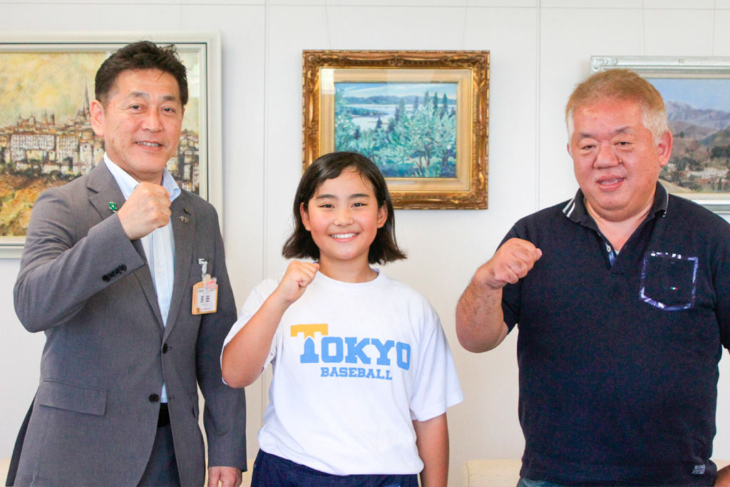 原田教育長（左）に意気込みを語る鈴木さん。右は浦山監督