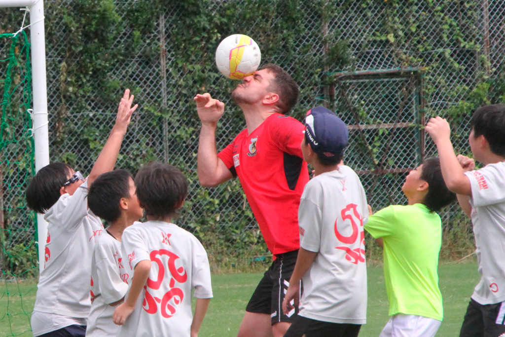 名古屋市に拠点を置くプロフットサルチーム･名古屋オーシャンズによる技術指導交流会が14日、市民球技場で開かれ、サッカークラブの小学生たちがプロのテクニックを教わった