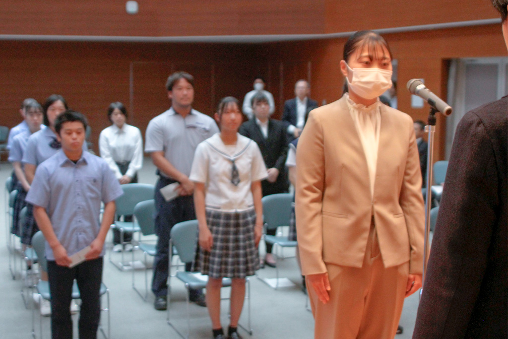 選手を代表して決意を述べる塚田果歩さん