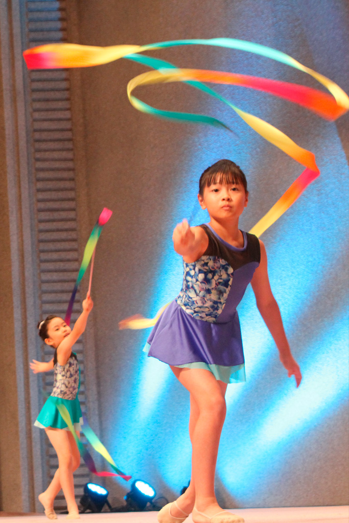 リボン片手に華麗な演技を豊橋(上野町)教室の生徒たち