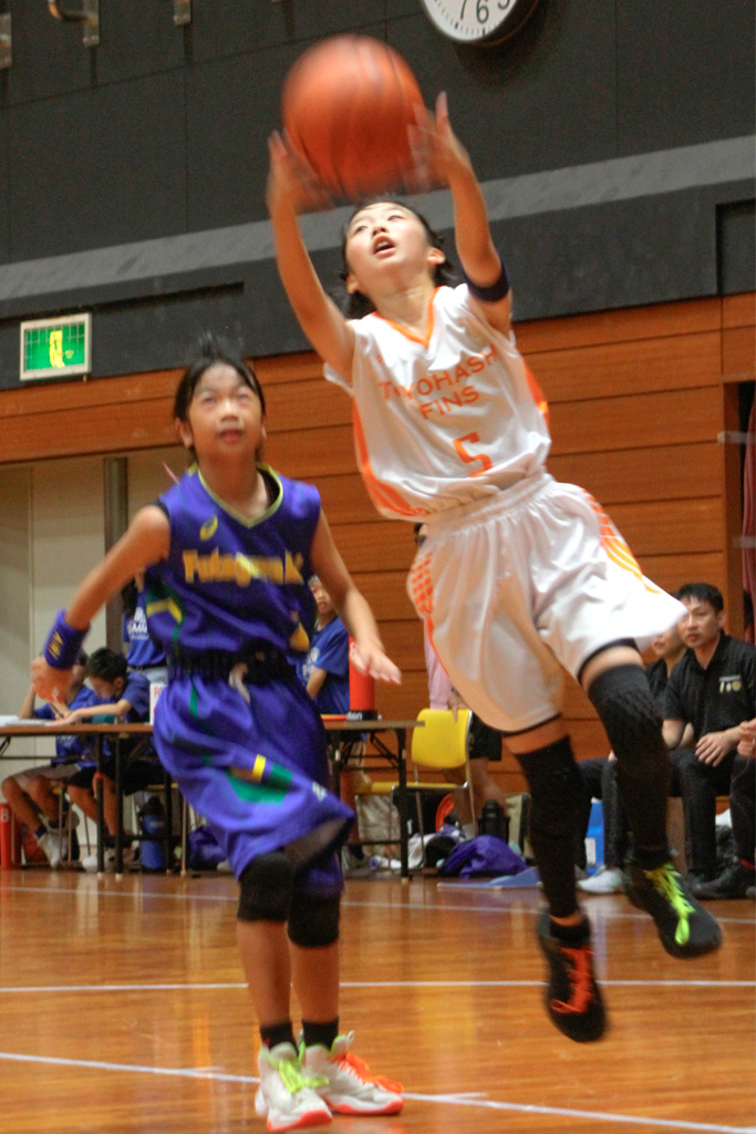 熱戦を繰り広げる女子Aグループトーナメント準決勝「FINSー二川」=いずれも豊橋市総合体育館で