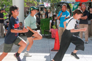 子どもたちに走り方を教える黒田監督