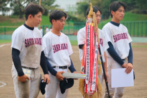 表彰式で深紅の優勝旗を手にする桜丘の選手