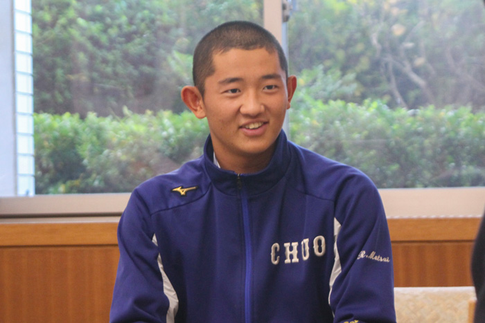 「1軍で活躍して地域に恩返しを」と決意を語る松井捕手＝豊橋市役所で